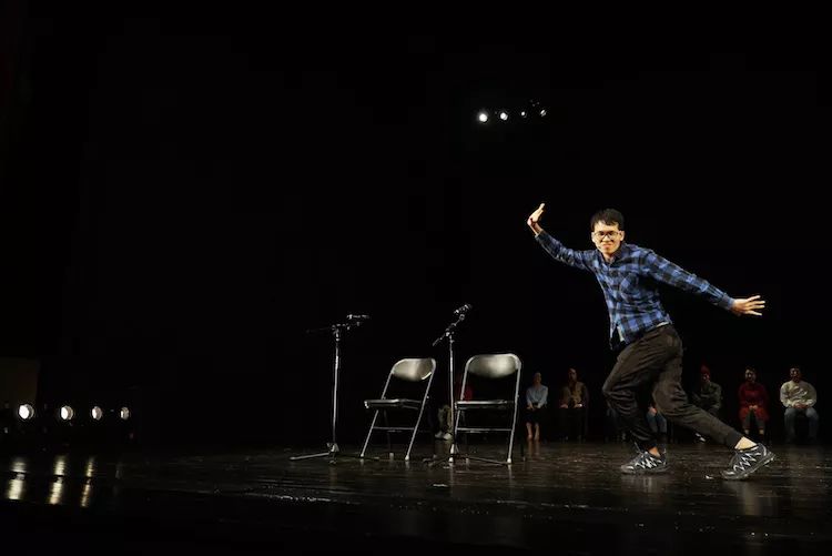 《大众力学》:泡沫般的表演梦滑稽而威严