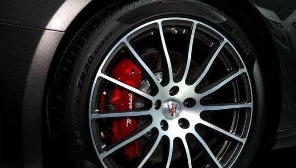 轮胎侧面裂纹到什么程度可以换,轮胎胎花好但是凹槽有裂纹正常吗