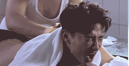 团购|搓背再也不求人！风靡日本的弧形浴刷，轻轻一搓10年污垢刷出来