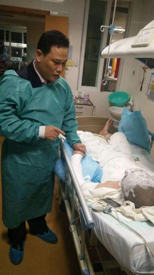 潮汕民警抱住凶徒那刻，他被一桶硫酸从头浇下……