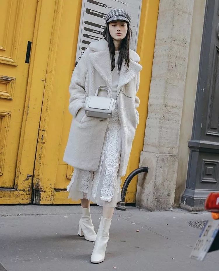 衣服越厚包越小,今年冬天衣服穿得越厚越时髦