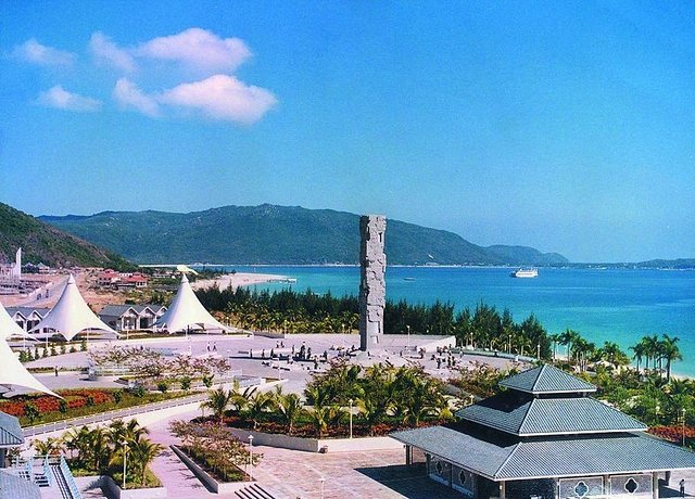 12月最火爆的热门旅行地，往北走，玩雪滑冰；往南走，温泉赏花