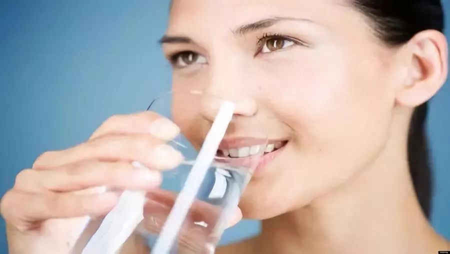 一天8杯水的杯子多大,一天喝8杯水需要多大杯子