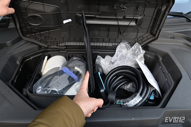 科技感满满电动汽车,满满科技感的燃油车