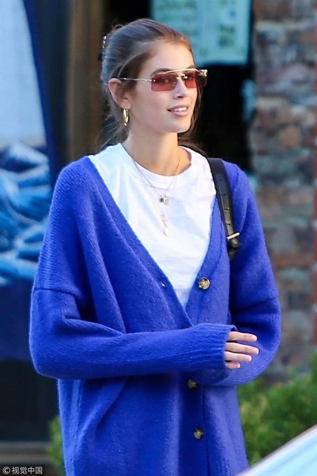 v领毛衣显脖子长吗,v领毛衣和圆领毛衣哪个显脸小