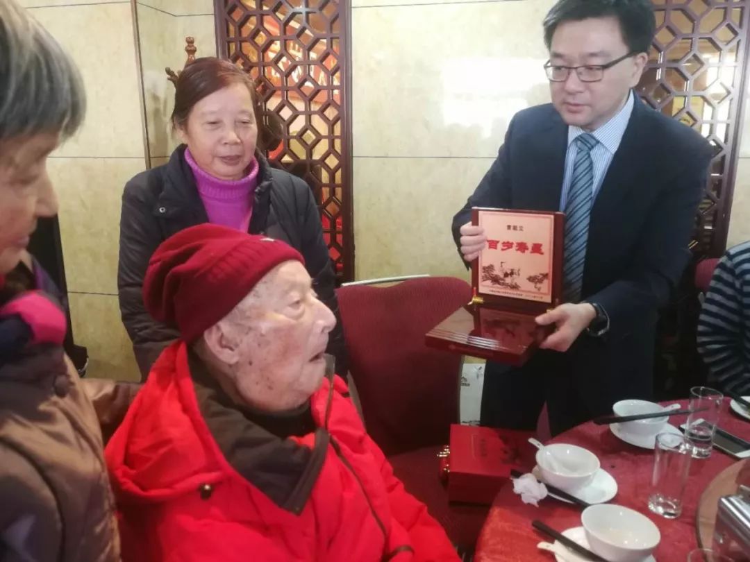 这个合肥百岁老人真幸福！一家两代北大高材生漂洋过海来祝寿！