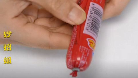 原来火腿肠的金属环下有个“小机关”，轻轻一拉，秒剥