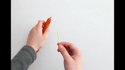 原来火腿肠的金属环下有个“小机关”，轻轻一拉，秒剥