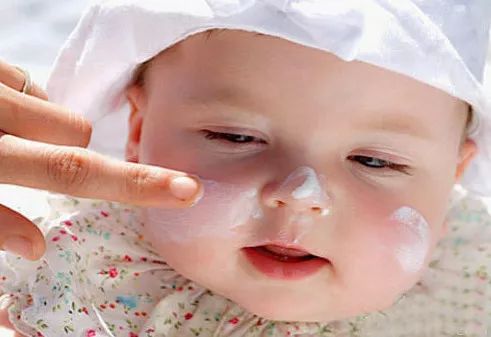 一岁宝宝用成人护肤品的危害,孩子护肤品慎用小心伤害宝宝健康