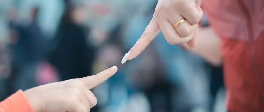 8岁女童惨遭家暴：他们，不配做父母