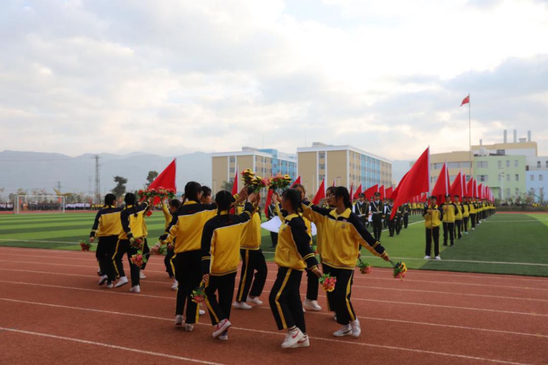 蒙自这里汇聚上千人，放飞上百只鸽子，是发生了什么大事……