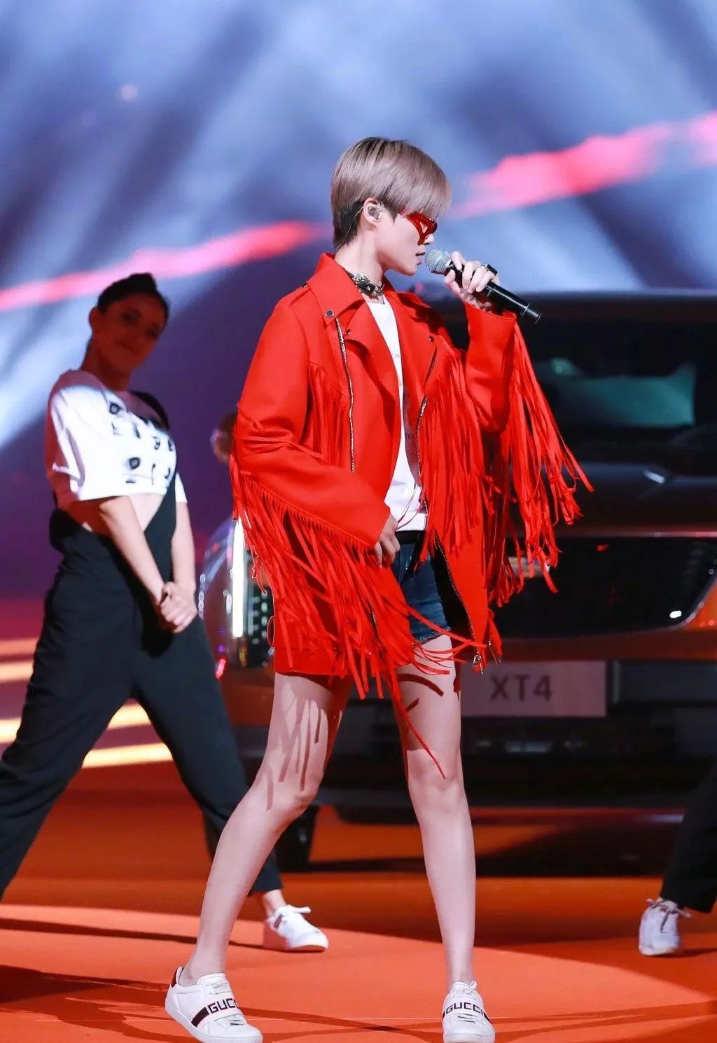 李宇春易烊千玺演绎时代感,易烊千玺穿中国红