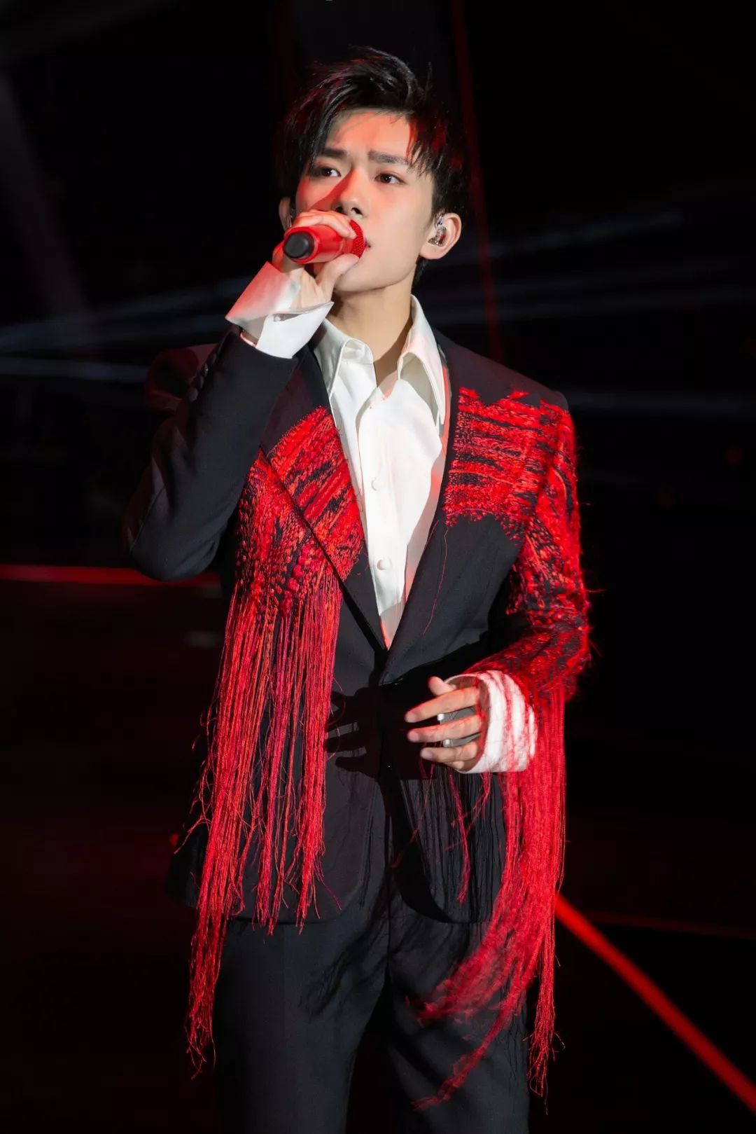 李宇春易烊千玺演绎时代感,易烊千玺穿中国红