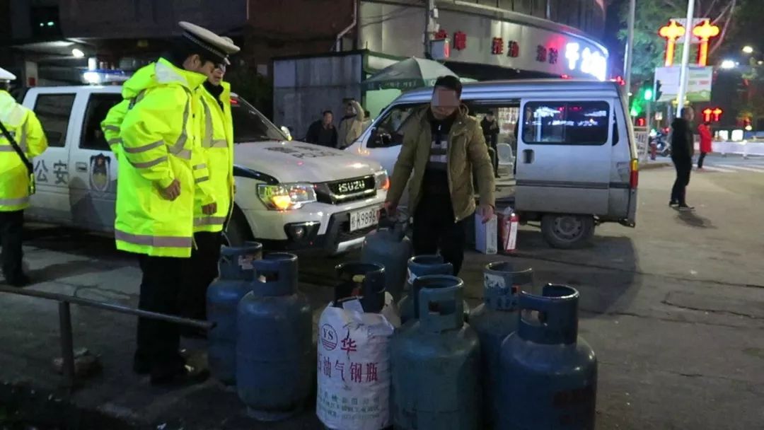 玉林这司机真不要命！载着满满一车液化气罐满街跑，还酒驾……