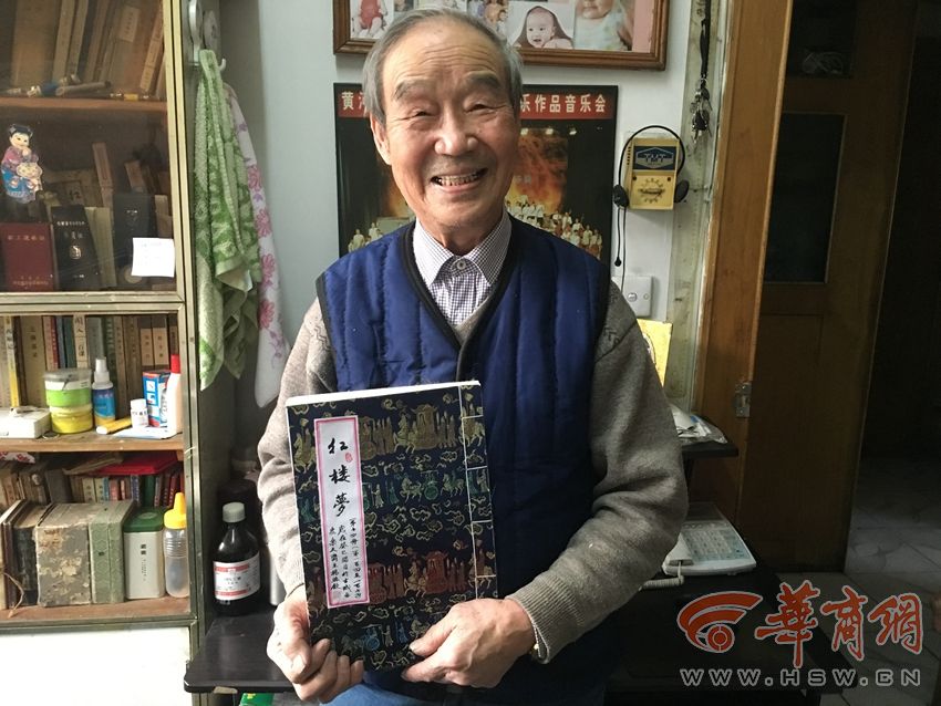 西安83岁“白发学童”13年间坚持用毛笔抄名著