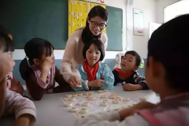 泪目87岁老校长,最感动80后校长