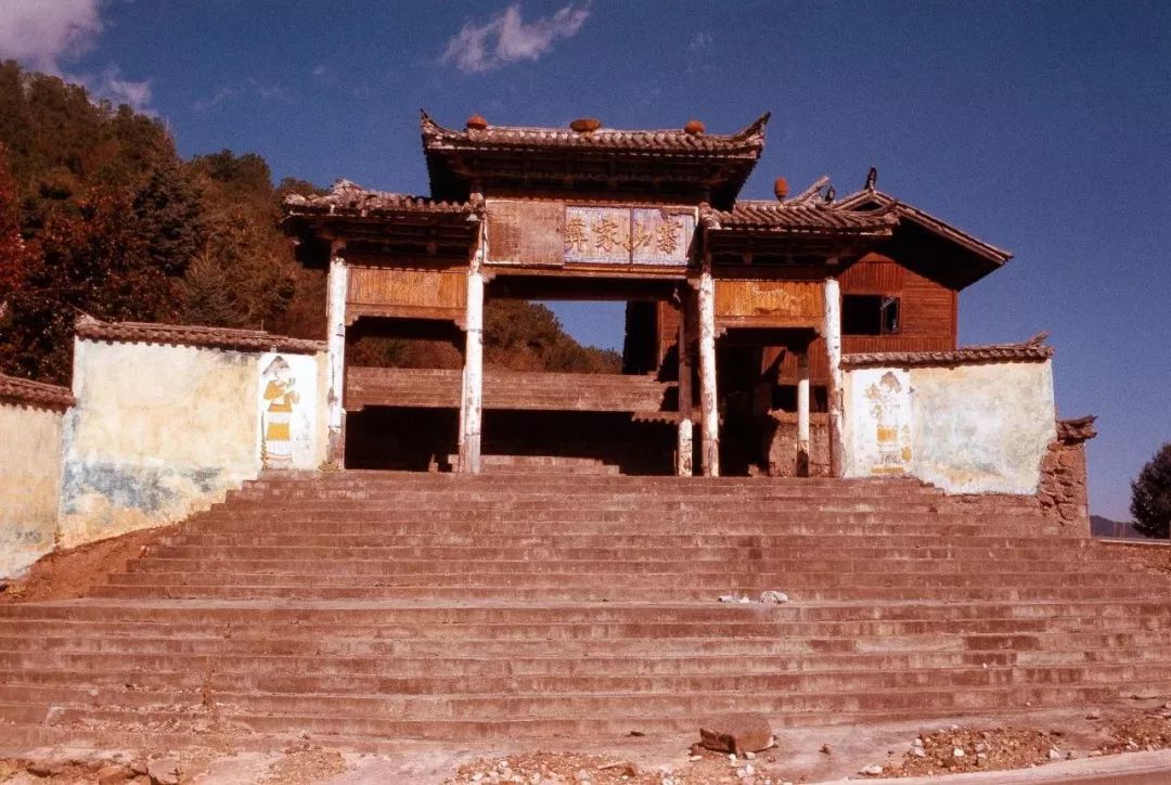 巨石上的奇特村庄,丽江绝美的村落