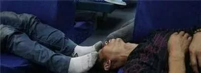 买到站票怎么办？俩女孩竟在火车过道……