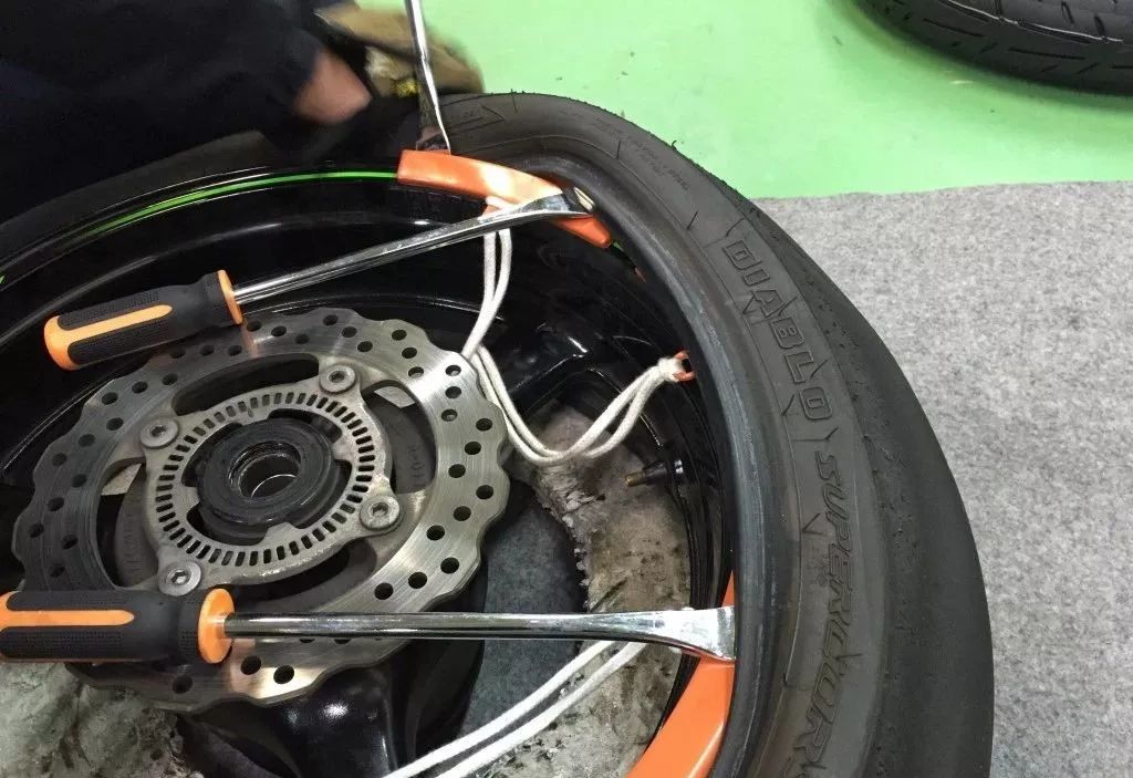 手把手教你换汽车轮胎,30秒教会你正确换轮胎步骤详解