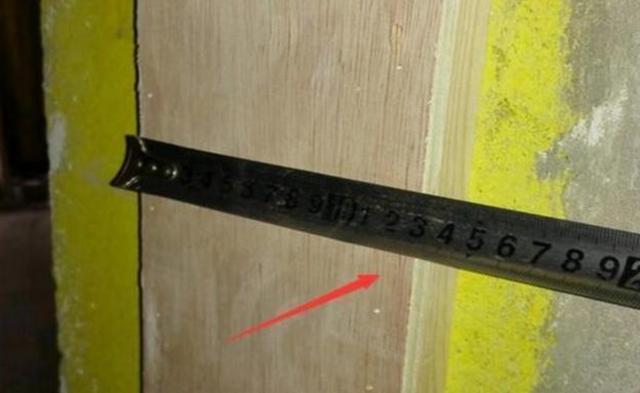 木工主动把门洞尺寸调整好，可安装师傅却说：他在自作聪明