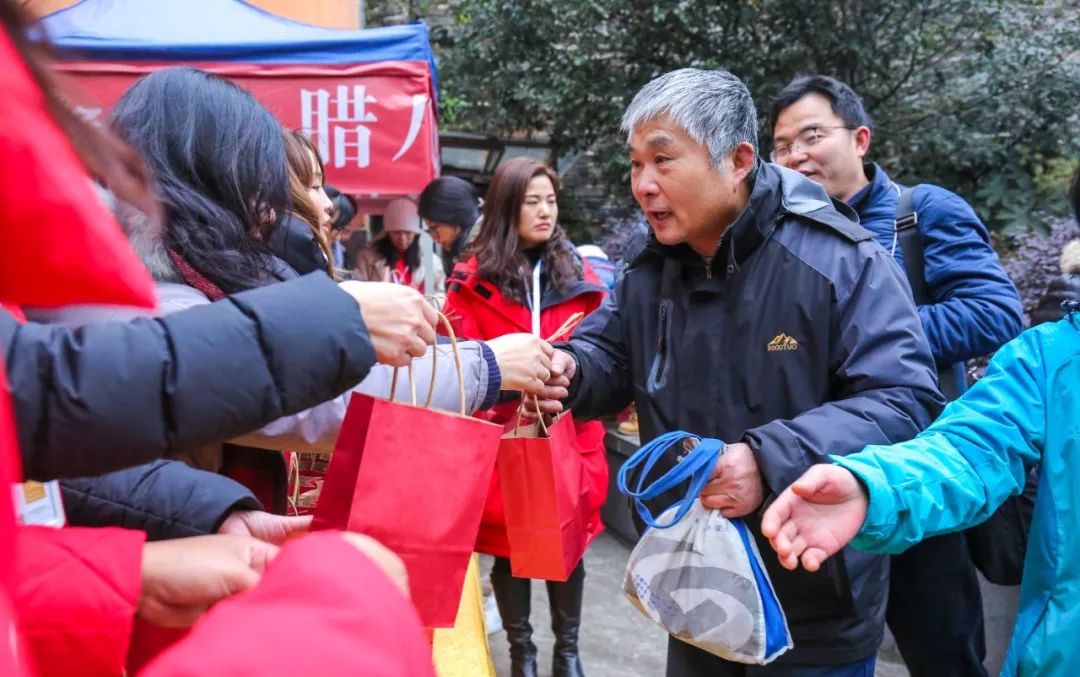 今天鸡鸣寺人还多么,今晚鸡鸣寺人多吗