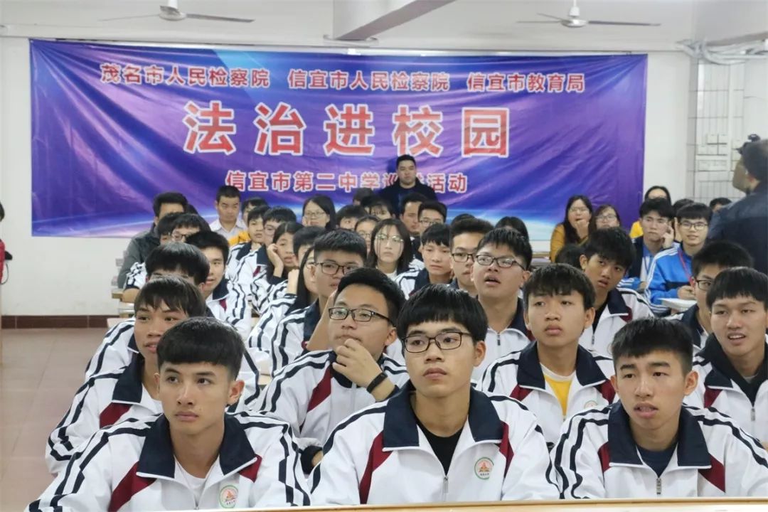 2019年首场法治课｜万水千山总是情，茂名“麻辣教师”下基层讲课