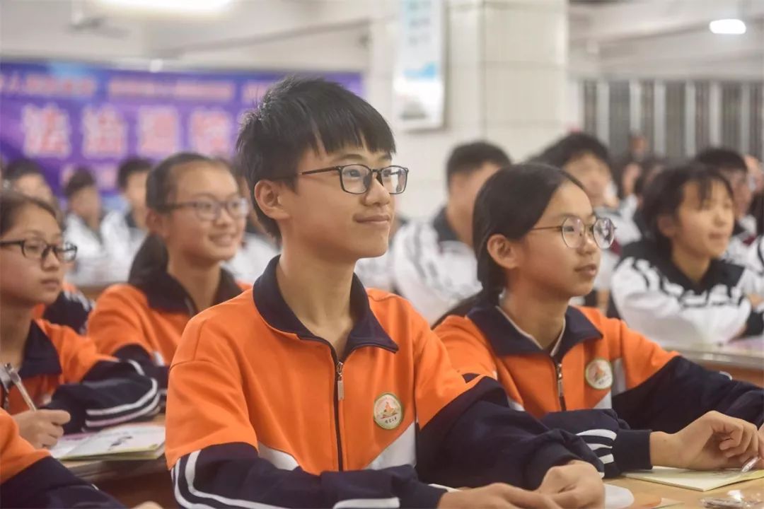 2019年首场法治课｜万水千山总是情，茂名“麻辣教师”下基层讲课