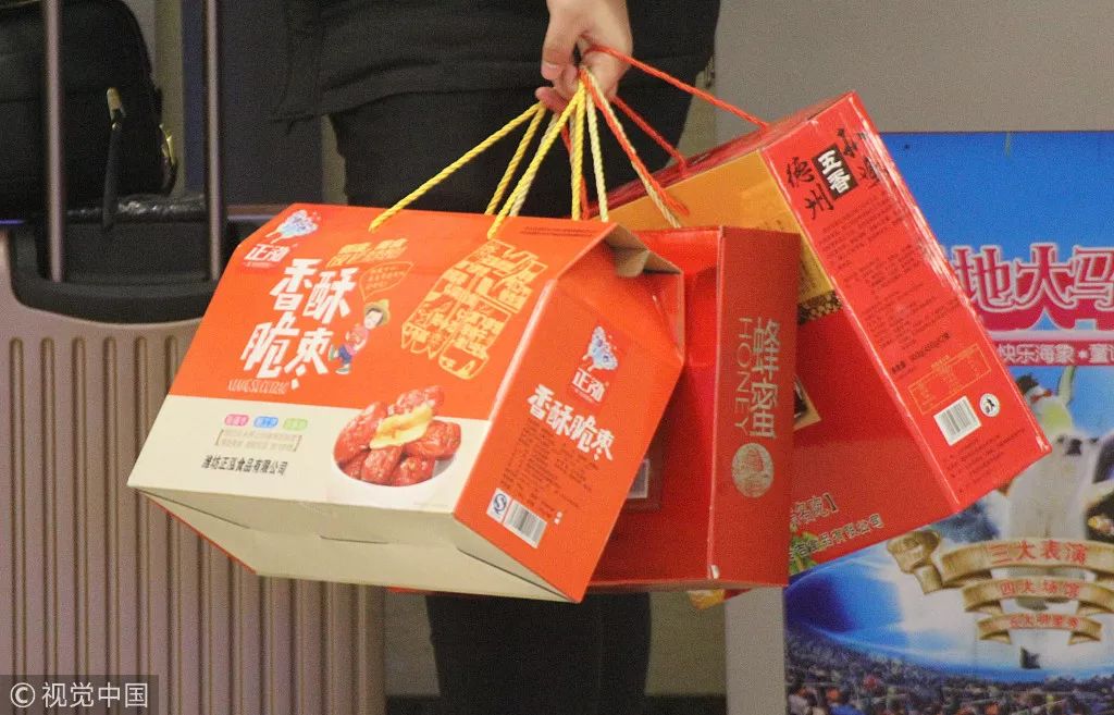 工厂过年放假发年货回来,带着公司发的年货回家过年