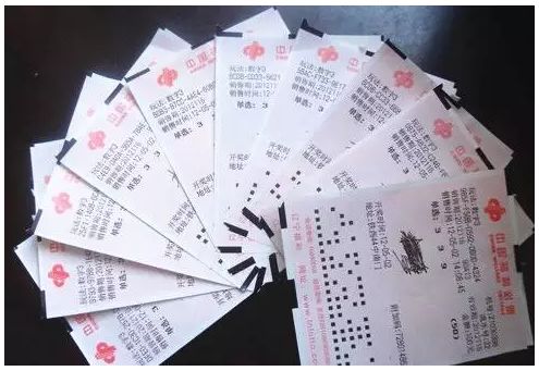 工厂过年放假发年货回来,带着公司发的年货回家过年