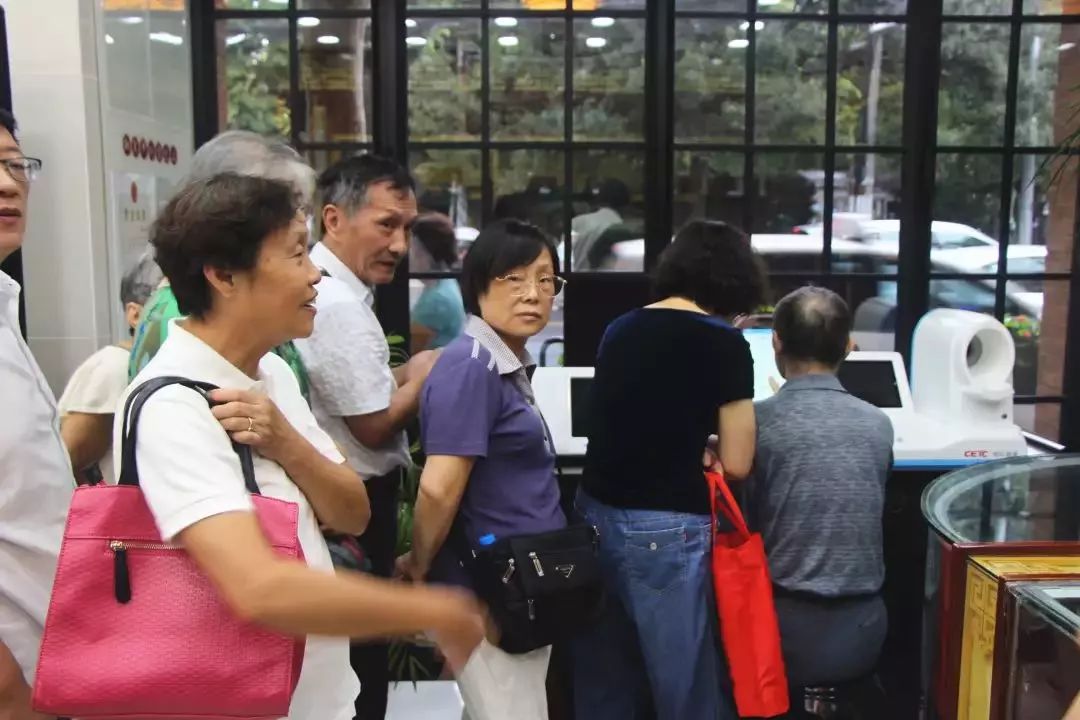 上海滩市中心，竟然藏着一条有洋房故居有老字号有咖啡店有酒吧的网红老马路