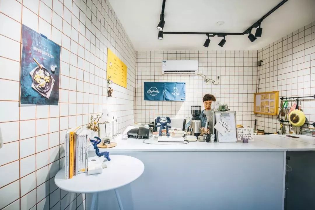 上海滩市中心，竟然藏着一条有洋房故居有老字号有咖啡店有酒吧的网红老马路