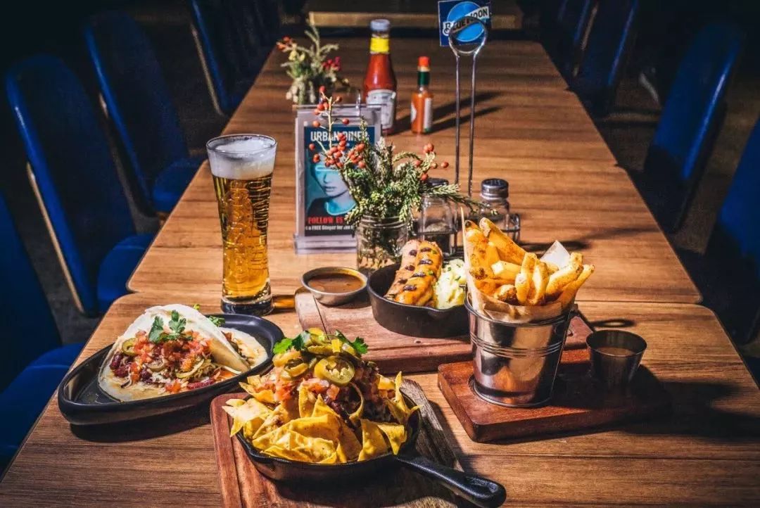 上海滩市中心，竟然藏着一条有洋房故居有老字号有咖啡店有酒吧的网红老马路