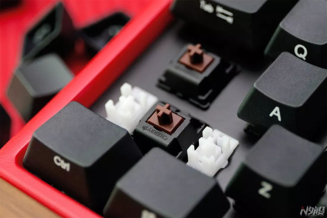 一千以内外设三件套,一千左右的全套外设