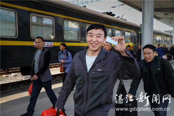 春运首日回家完整视频,春运首日下一站回家