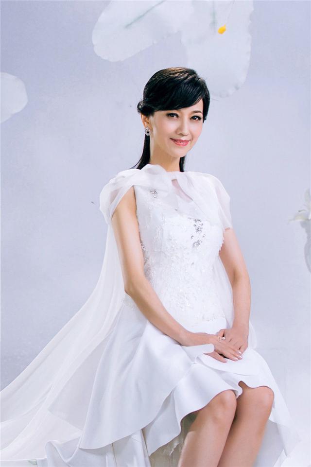 65岁赵雅芝白衬衫彩虹裙不老女神,赵雅芝63岁依然优雅长裙浪漫唯美