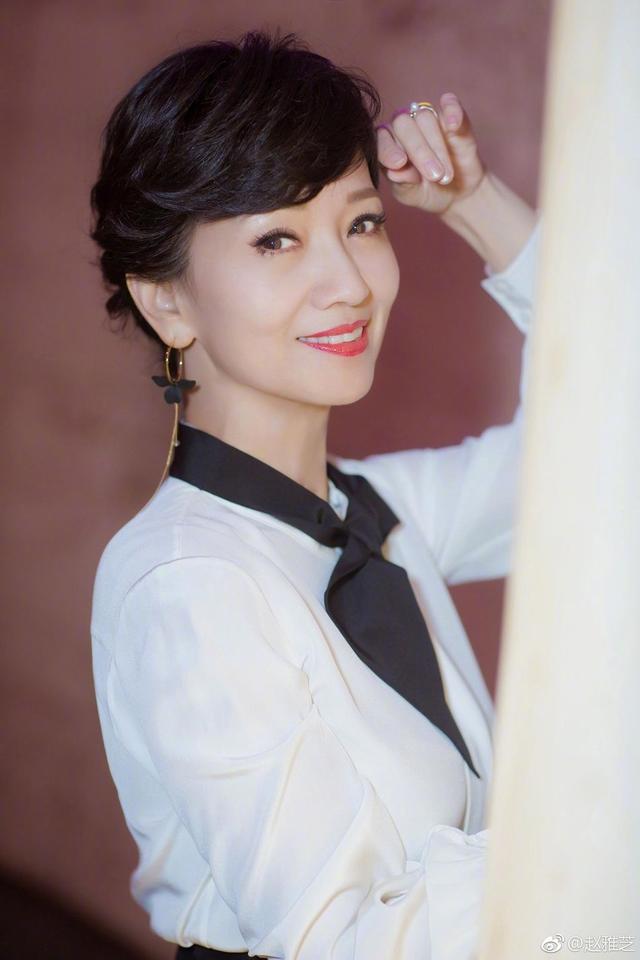 65岁赵雅芝白衬衫彩虹裙不老女神,赵雅芝63岁依然优雅长裙浪漫唯美