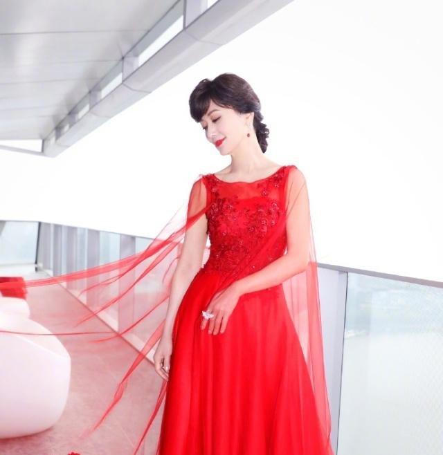 65岁赵雅芝白衬衫彩虹裙不老女神,赵雅芝63岁依然优雅长裙浪漫唯美
