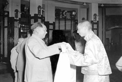 关键抉择：看十世班禅大师如何面对人生的十字路口