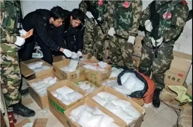 村支书竟是“*毒冰**教父”!4000警力开进他的地下王国!