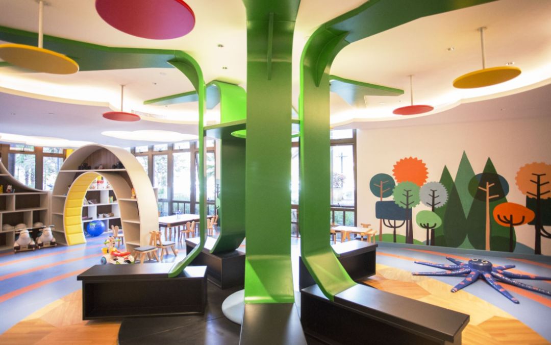 1200㎡透明泳池小红书点赞100w+,这家黄金海岸边的酒店才是海岛季首选