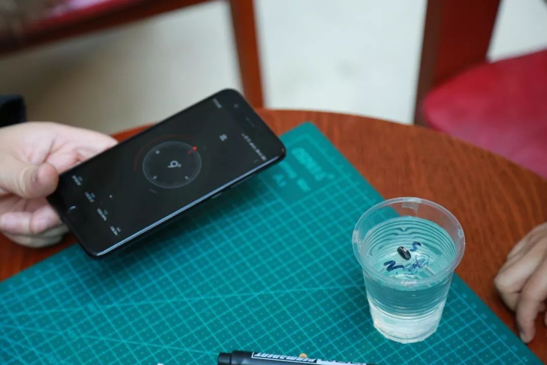 磁铁指南针是磁场产生的,磁场感应磁铁