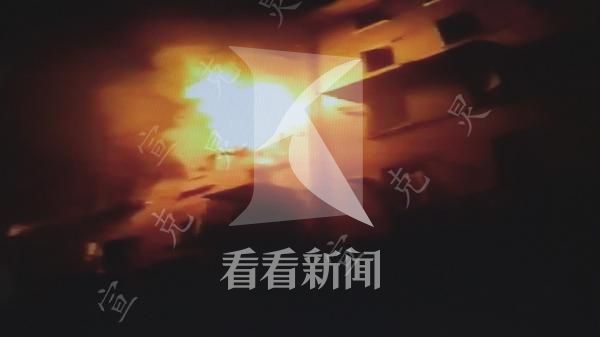 *防队消**员脱下大衣救助老人嘉定一小区民宅起火疑抽烟所致