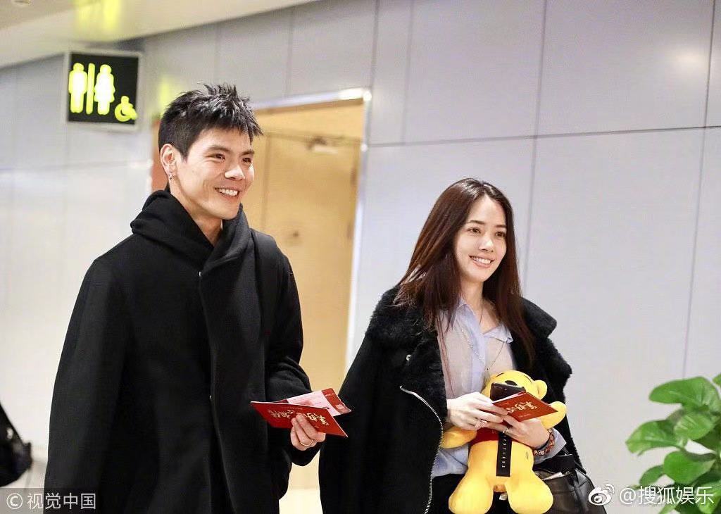 向佐郭碧婷默认恋情后首次同框,向佐郭碧婷情侣项链