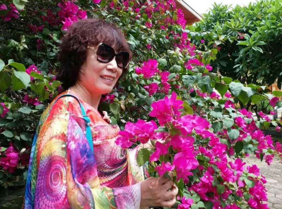 中国大妈外出旅游跨栏,大妈旅游动作