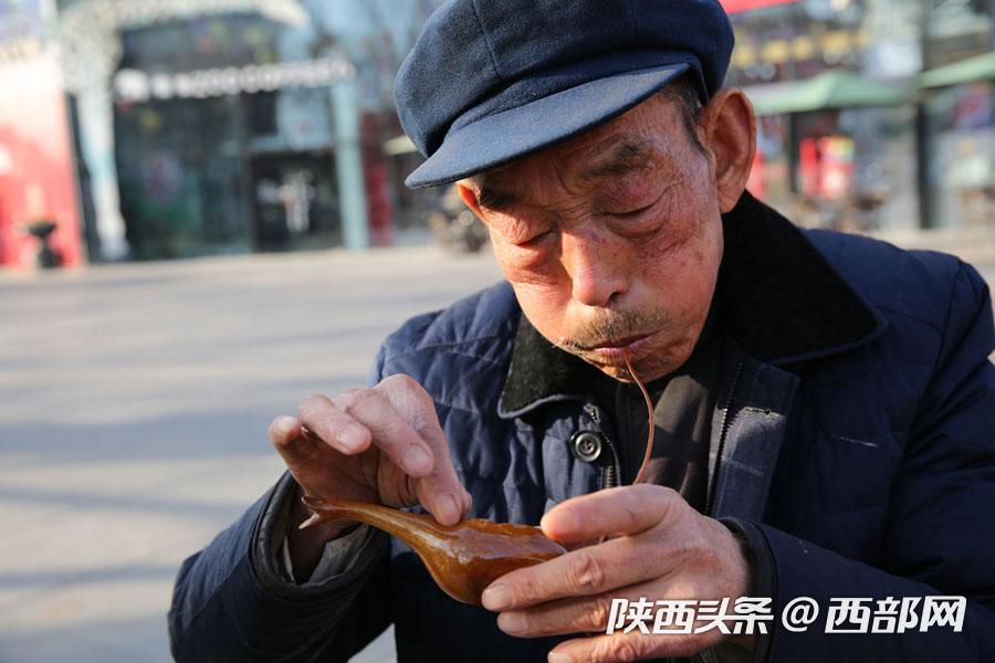 75岁男子吹糖人,75岁老人吹糖人