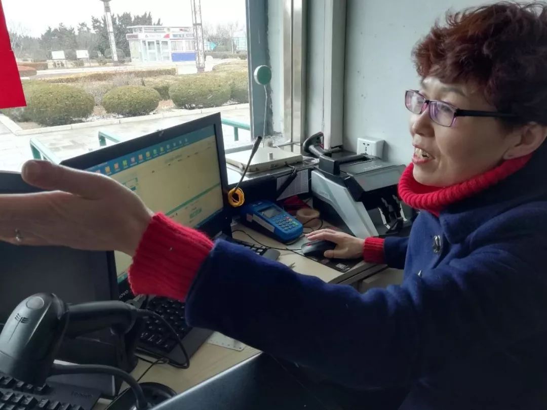 为了万家团圆他们坚守在第一线,他们的坚守换来千万家的团圆