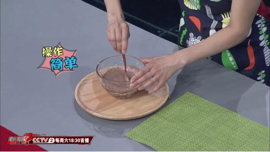 别再用刀刮鱼鳞了！只需这一味调料鱼鳞轻松去除