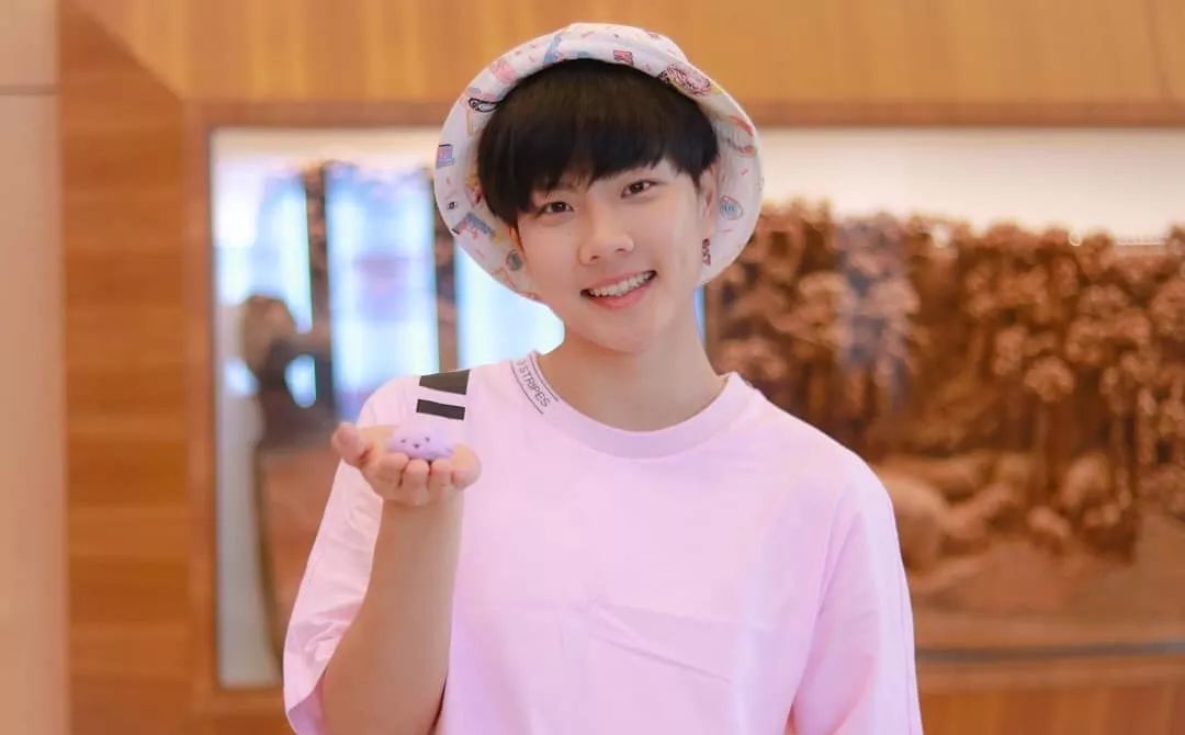 kris涓枃鍙戣█,kris绗竴娆¤繘鍩庡崠涓滆タ