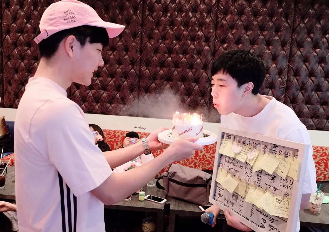 kris涓枃鍙戣█,kris绗竴娆¤繘鍩庡崠涓滆タ