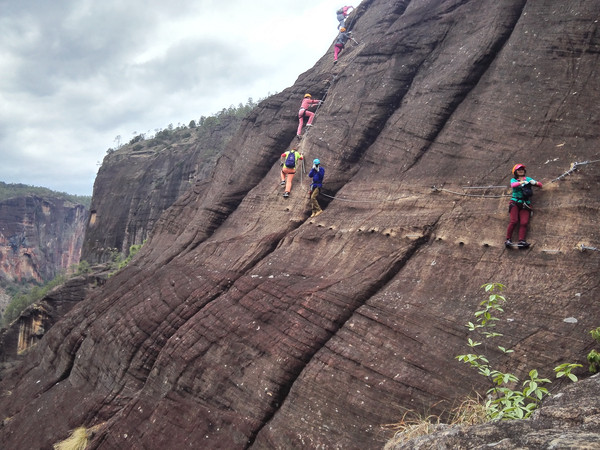 飞拉达攀岩金刀峡,老君山飞拉达攀岩有安全绳吗
